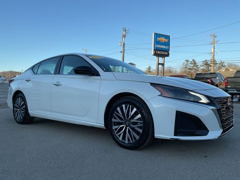 Used 2024 Nissan Altima 2.5 SV image 2