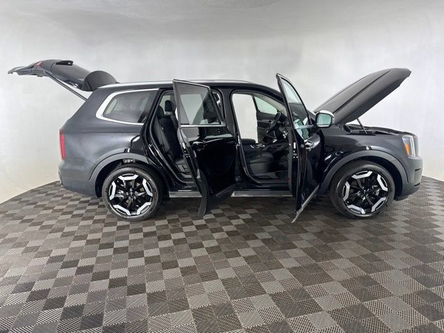 Certified 2025 Kia Telluride S FWD image 15