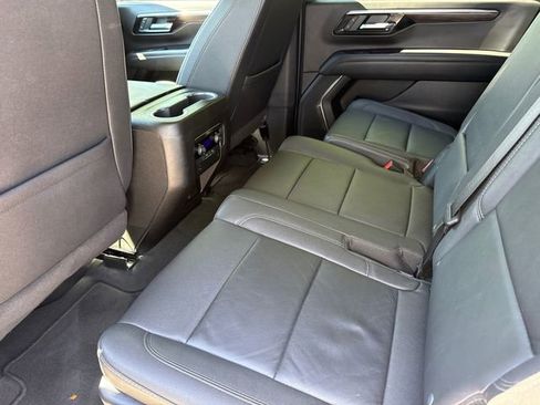 Used 2025 Chevrolet Suburban Z71 AWD/4WD image 17