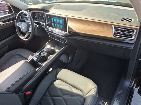 Used 2025 Volkswagen Atlas SE FWD image 33