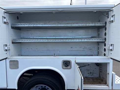 Used 2017 Ford F550 2WD Regular Cab Super Duty image 31