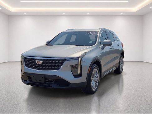 Used 2025 Cadillac XT4 Premium Luxury FWD image 2