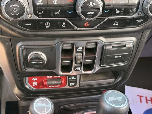 Used 2023 Jeep Wrangler Unlimited Rubicon w/ Cold Weather Group AWD/4WD image 24