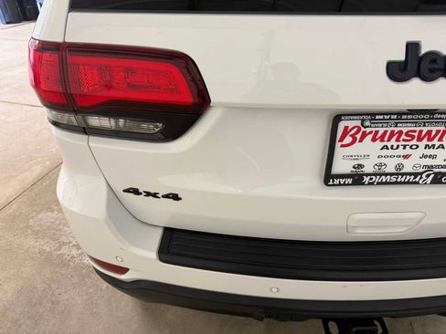 Certified 2019 Jeep Grand Cherokee Laredo AWD/4WD image 17