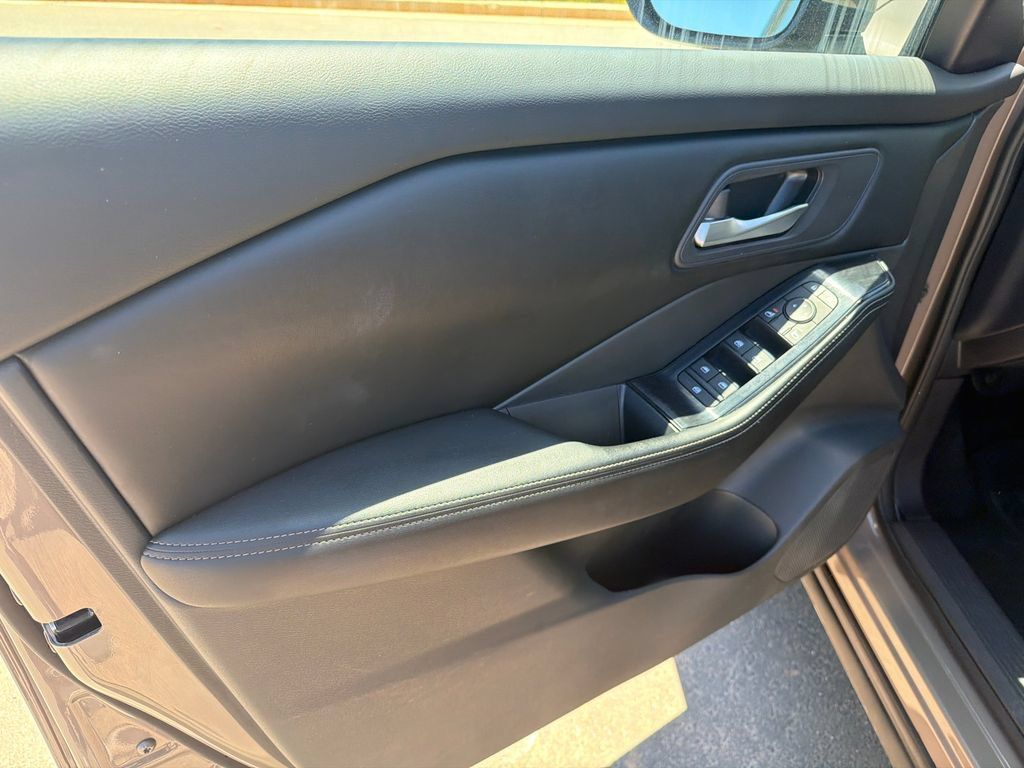 Used 2025 Nissan Rogue SV AWD/4WD image 10