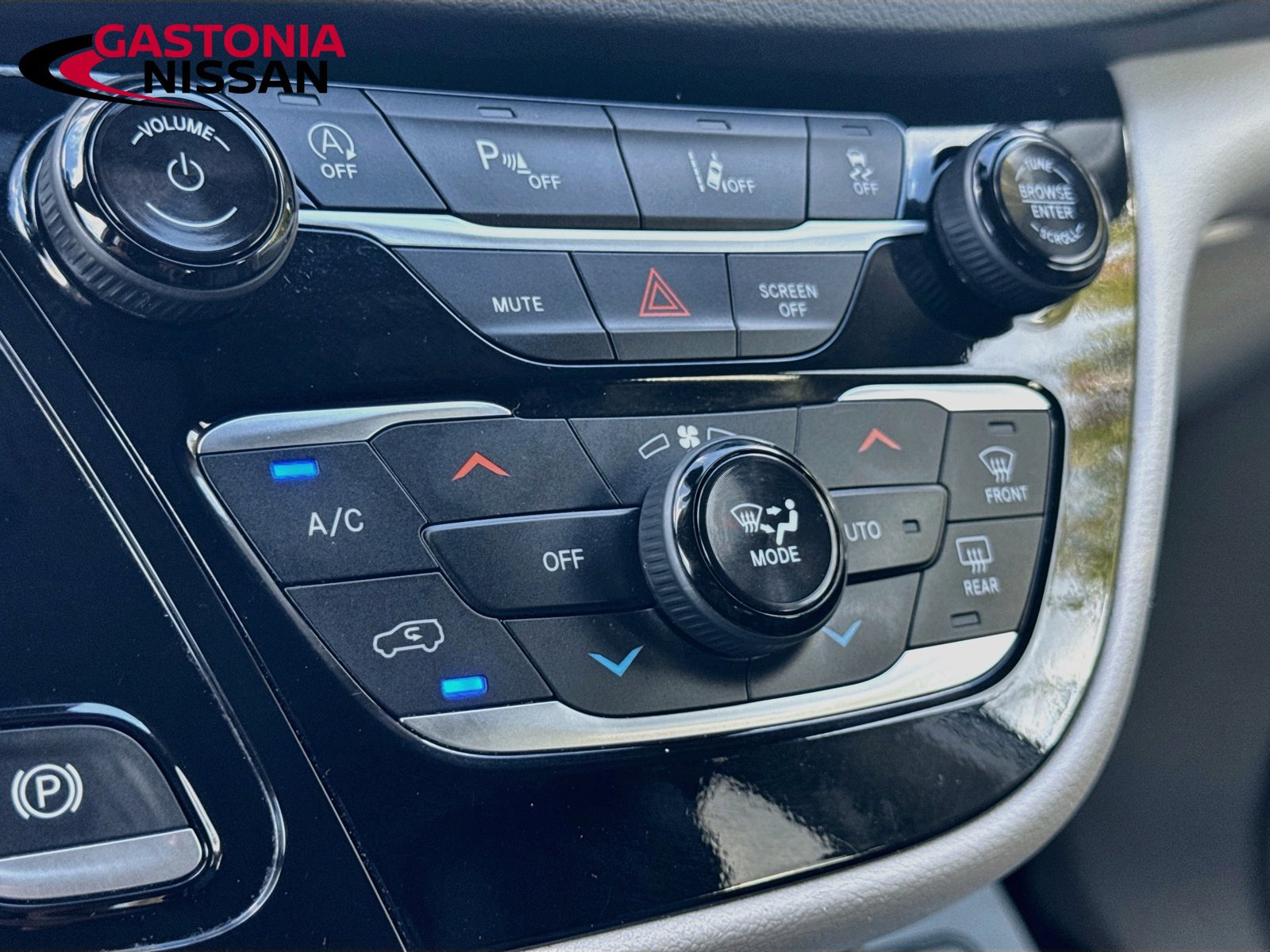 Used 2024 Chrysler Pacifica Touring-L FWD image 19