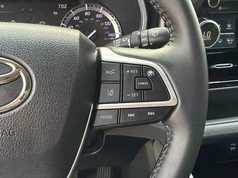 Used 2022 Toyota Highlander XLE AWD/4WD image 27