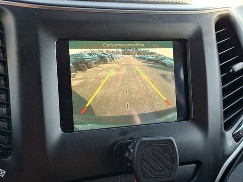 Certified 2019 Jeep Cherokee Latitude Plus w/ Comfort/Convenience Group image 23