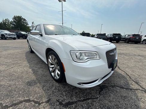 Used 2019 Chrysler 300 Touring w/ Chrome Appearance Package RWD image 8