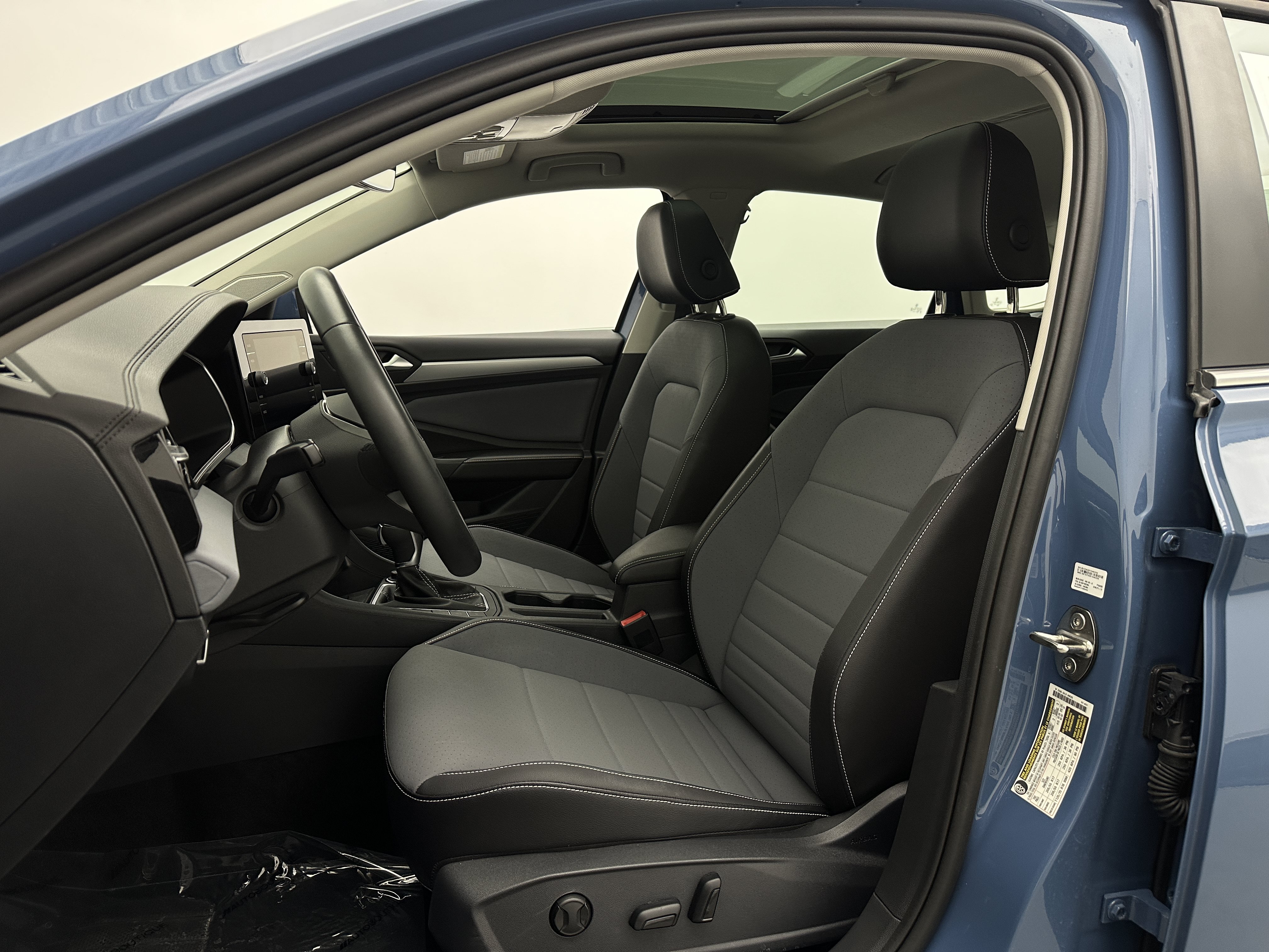 Used 2026 Volkswagen Jetta SE FWD image 16