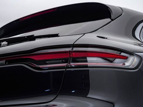 Certified 2025 Porsche Macan image 13