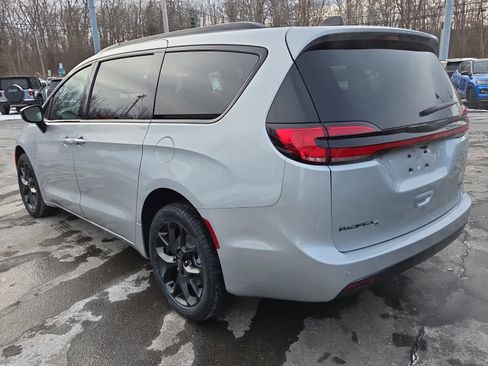 New 2026 Chrysler Pacifica Select w/ S Appearance Package image 8