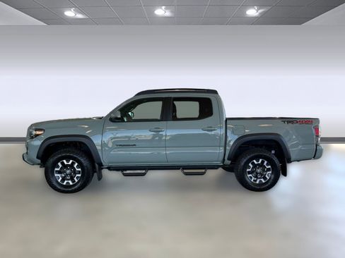 Used 2022 Toyota Tacoma TRD Off-Road w/ TRD Premium Off Road Package AWD/4WD image 2