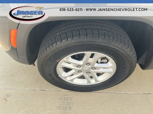 Used 2025 Jeep Grand Cherokee Laredo AWD/4WD image 32