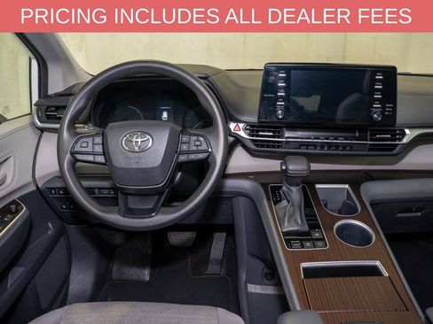 Used 2024 Toyota Sienna LE FWD image 6