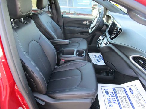 New 2025 Chrysler Pacifica Select image 17