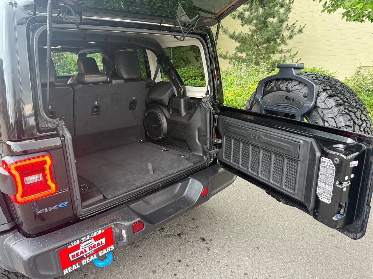 Used 2022 Jeep Wrangler Unlimited Rubicon 4xe w/ Cold Weather Group AWD/4WD image 37