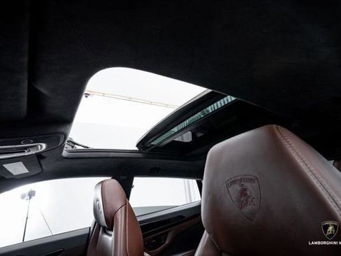 Used 2025 Lamborghini Urus SE AWD/4WD image 32