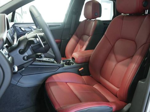 Certified 2025 Porsche Macan image 5