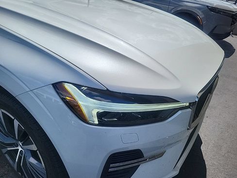 Used 2022 Volvo XC60 B5 Momentum w/ Climate Package FWD image 3