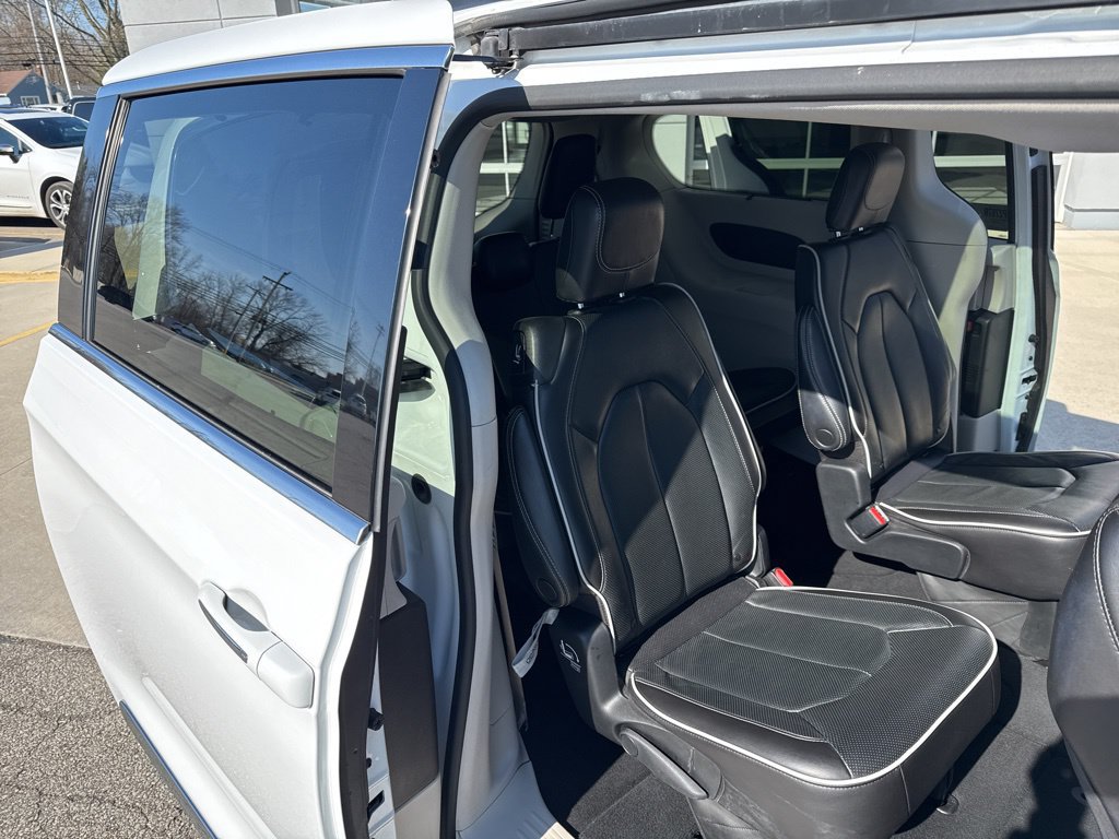 Used 2023 Chrysler Pacifica Limited FWD image 41