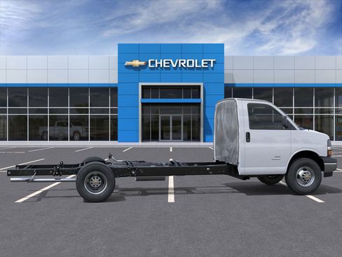 New 2025 Chevrolet Express 4500 Extended w/ Power Convenience Package image 5
