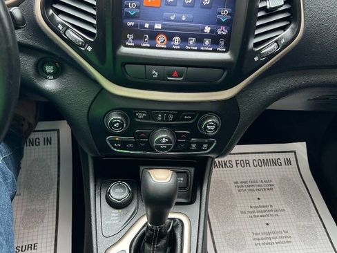 Used 2018 Jeep Cherokee Limited AWD/4WD image 34
