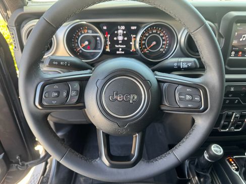 Used 2023 Jeep Gladiator Sport AWD/4WD image 14