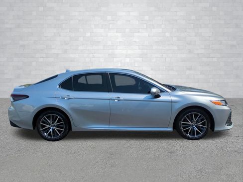 Used 2024 Toyota Camry XLE FWD image 3