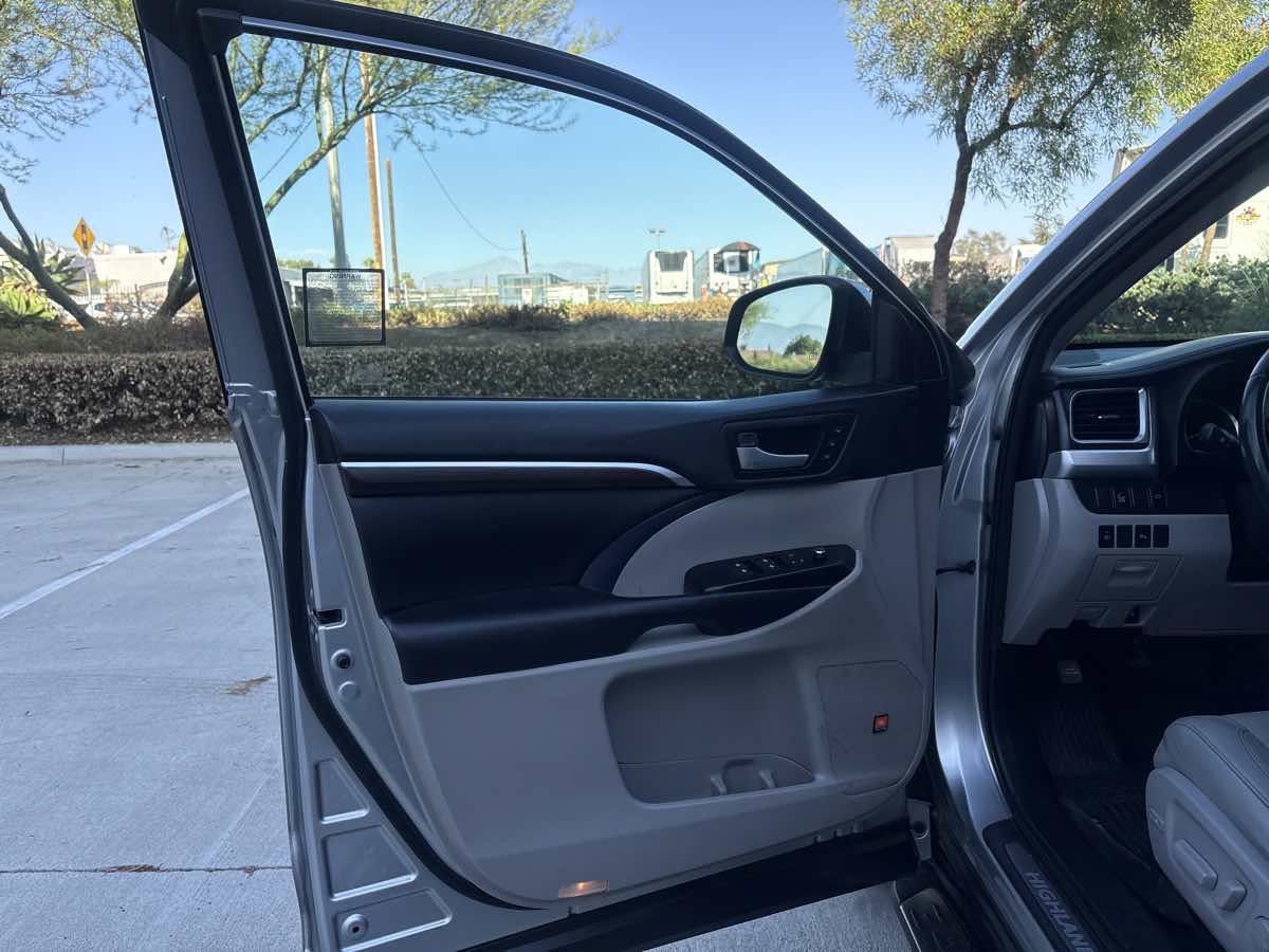Used 2016 Toyota Highlander Limited AWD/4WD image 19