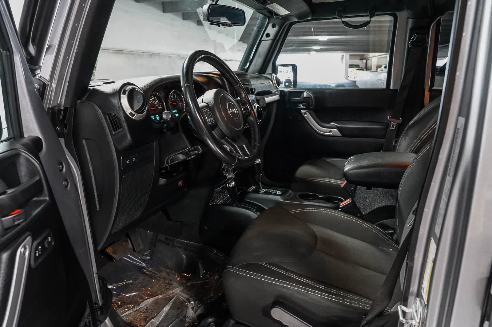 Used 2018 Jeep Wrangler Unlimited Rubicon w/ Connectivity Group AWD/4WD image 17