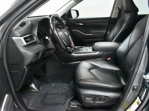 Used 2020 Toyota Highlander XLE image 12