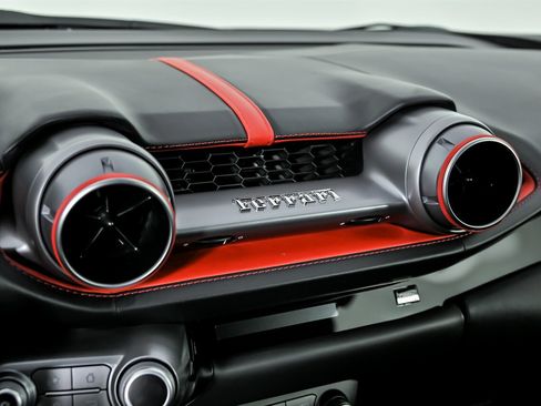 Used 2018 Ferrari 812 Superfast RWD image 30
