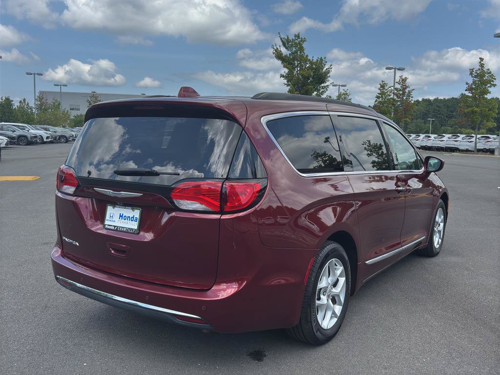 Used 2017 Chrysler Pacifica Touring-L w/ Tire & Wheel Group FWD image 7