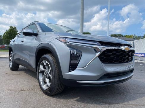 Used 2025 Chevrolet Trax LT FWD image 27