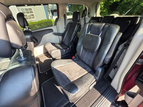 Used 2014 Chrysler Town & Country Touring-L FWD image 19