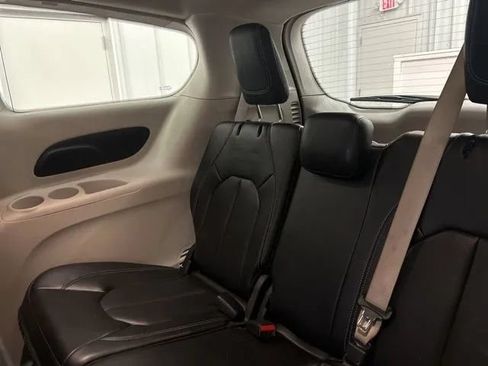 Used 2023 Chrysler Pacifica Touring-L FWD image 11