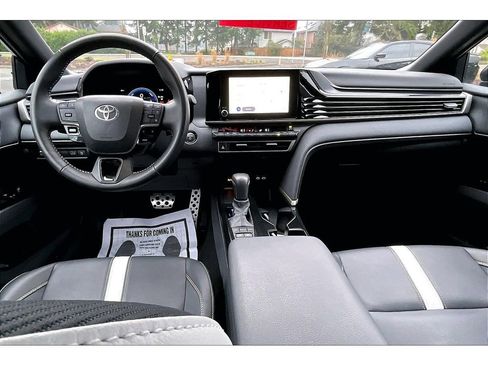 Used 2025 Toyota Camry SE image 15