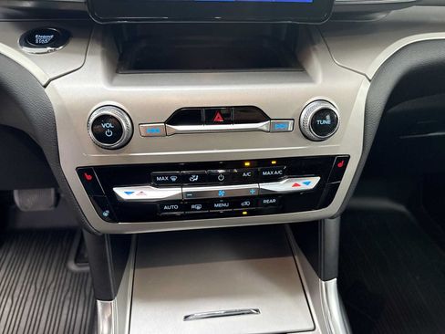 Used 2022 Ford Explorer XLT w/ Equipment Group 202A AWD/4WD image 16
