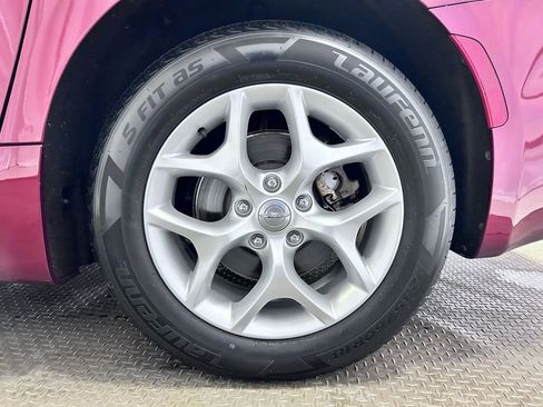 Used 2017 Chrysler Pacifica Touring-L Plus w/ Tire & Wheel Group image 33