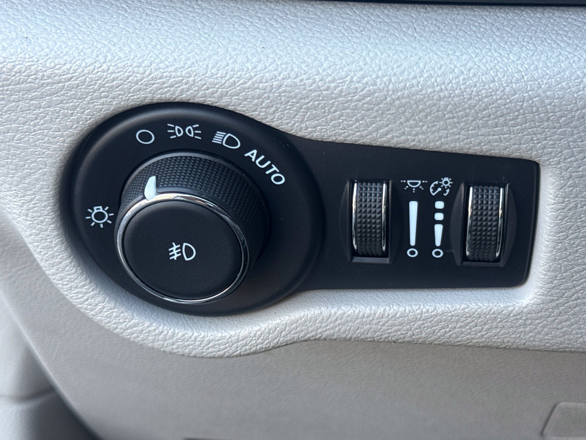 Used 2022 Chrysler Pacifica Touring-L w/ Uconnect Theater Family Group FWD image 23