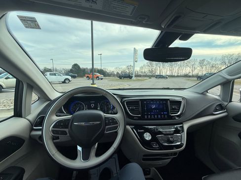 Used 2017 Chrysler Pacifica Limited image 13