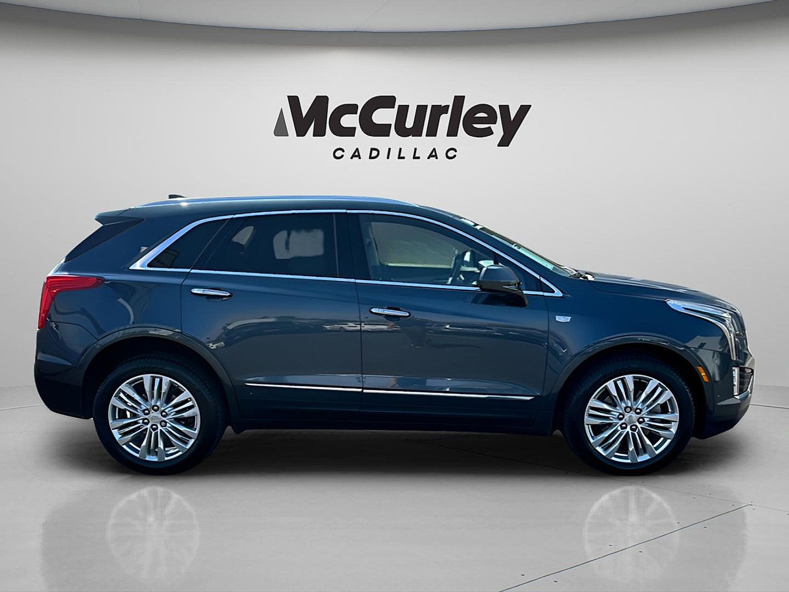 Used 2019 Cadillac XT5 Premium Luxury w/ Driver Assist Package AWD/4WD image 4