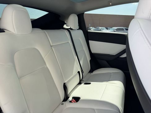 Used 2022 Tesla Model Y Long Range image 37