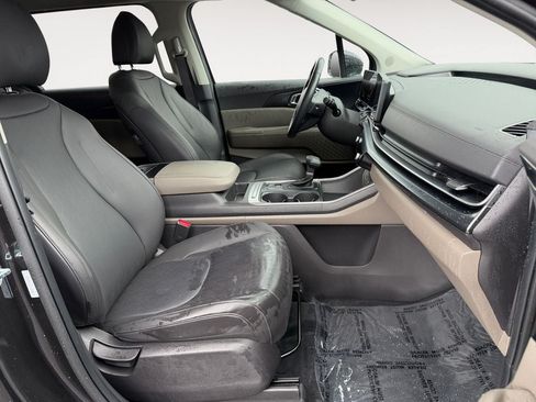 Used 2026 Kia Carnival FWD image 24