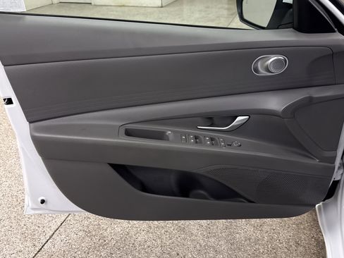 Used 2024 Hyundai Elantra Blue image 3