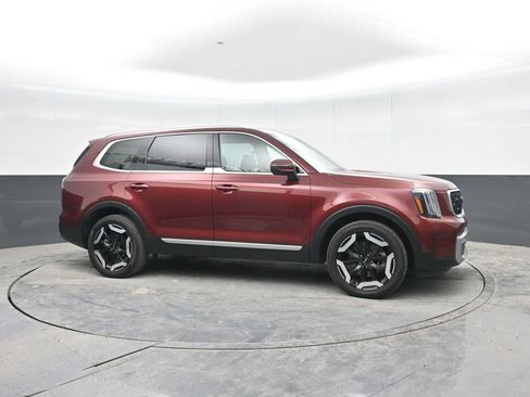 Used 2023 Kia Telluride EX w/ EX Captain's Chair Package FWD image 8