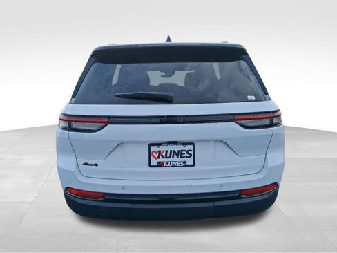Used 2025 Jeep Grand Cherokee Altitude AWD/4WD image 9