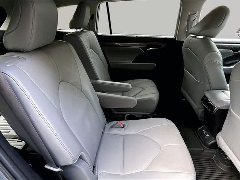 Certified 2024 Toyota Highlander Platinum AWD/4WD image 18