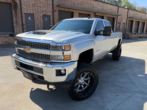 Used 2019 Chevrolet Silverado 2500 LT w/ LT Convenience Package image 2